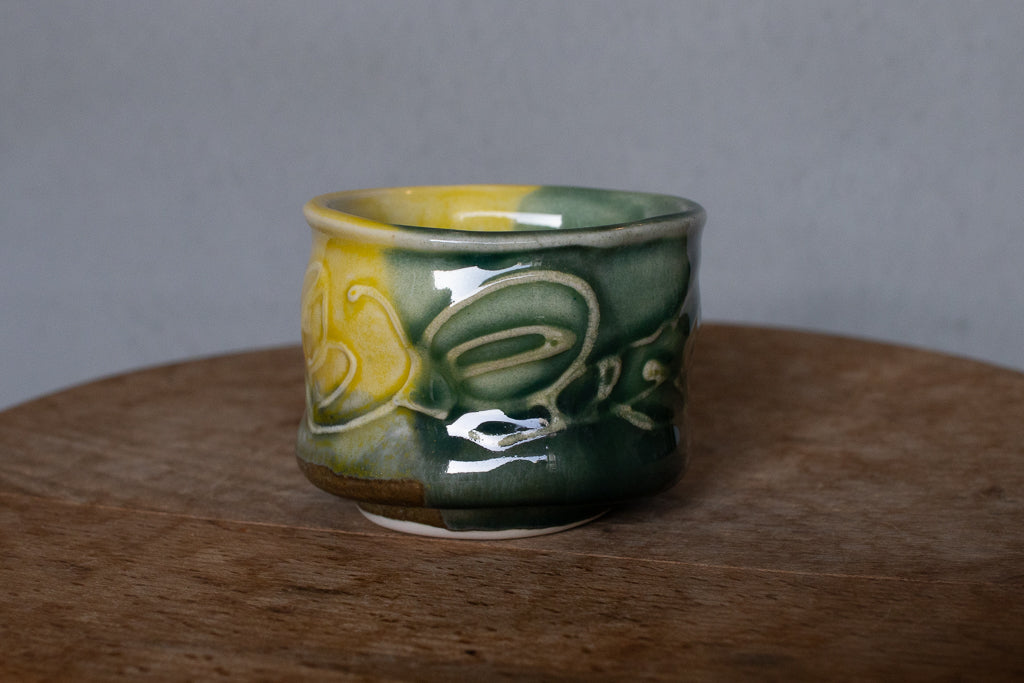 椎猫白魚 / 小さなコップ 湯呑 くみ出し 緑黄