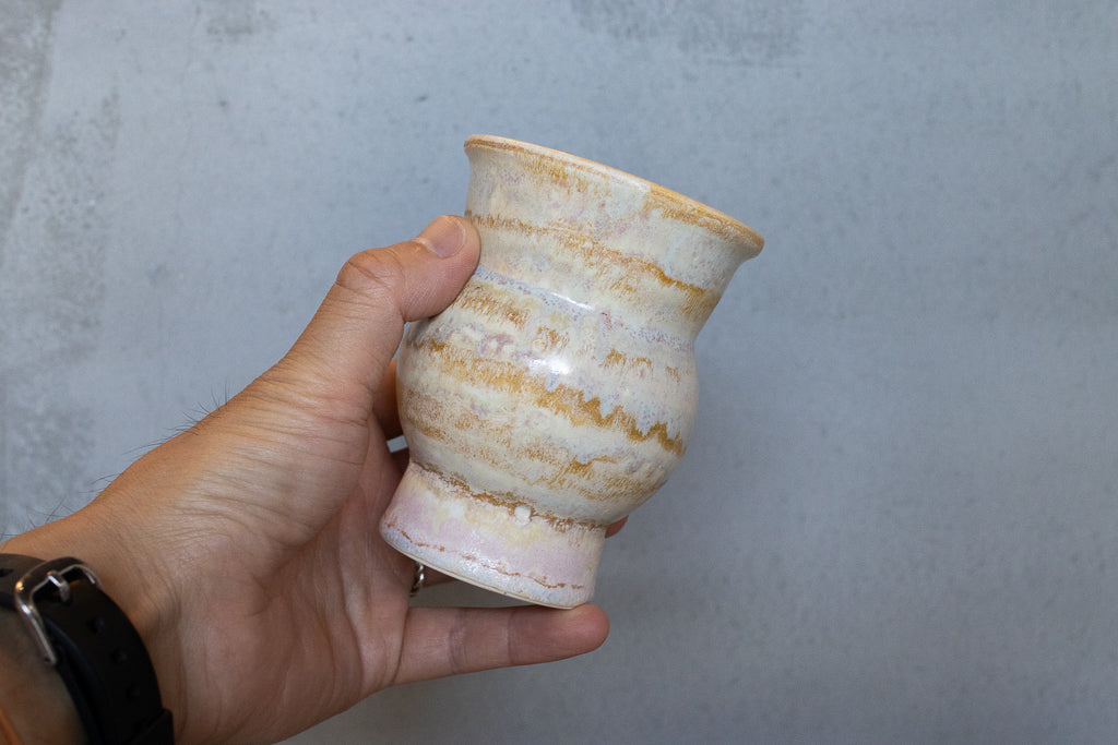 椎猫白魚 / 魅力的な色彩の壺型のコップ