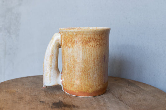 椎猫白魚 / 特徴的なハンドルのマグカップ