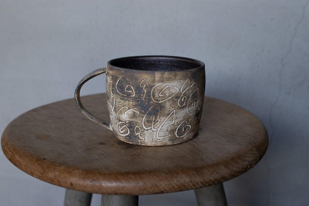 中島智靖 / 枯色線紋マグカップ '24 リズミカルな器