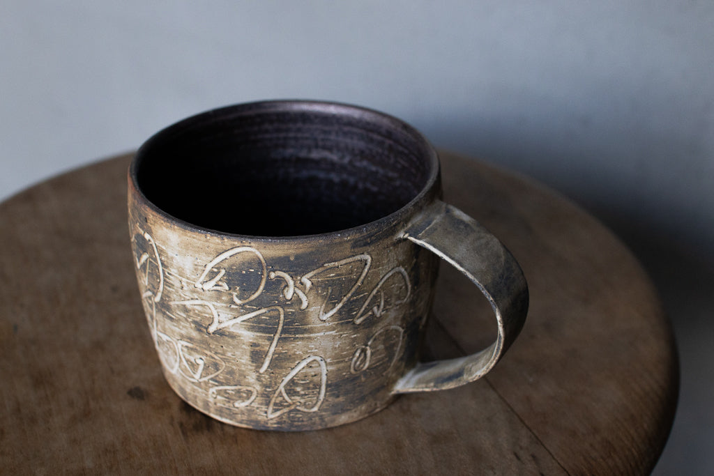 中島智靖 / 枯色線紋マグカップ '24 リズミカルな器