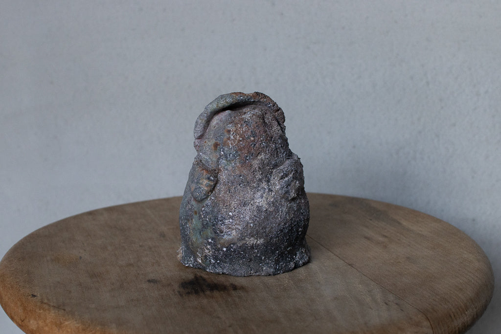 高橋燎 / オブジェ”曖昧で小ぶりなたぬき” ’24薪窯(トレインキルン)