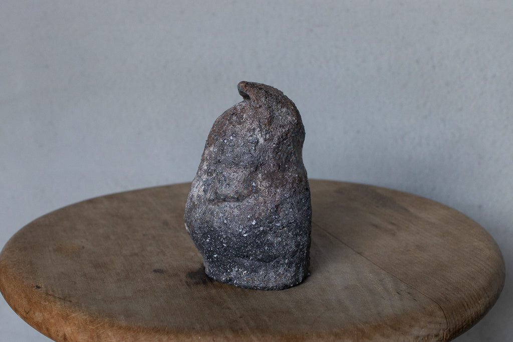 高橋燎 / オブジェ”曖昧で小ぶりなたぬき” ’24薪窯(トレインキルン)