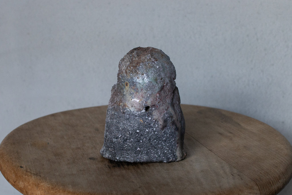 高橋燎 / オブジェ”曖昧で小ぶりなたぬき” ’24薪窯(トレインキルン)