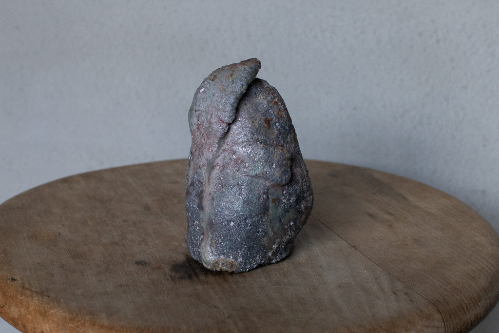 高橋燎 / オブジェ”曖昧で小ぶりなたぬき” ’24薪窯(トレインキルン)