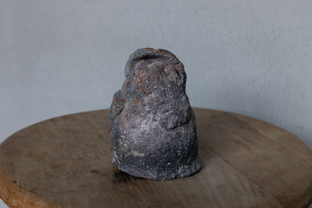 高橋燎 / オブジェ”曖昧で小ぶりなたぬき” ’24薪窯(トレインキルン)