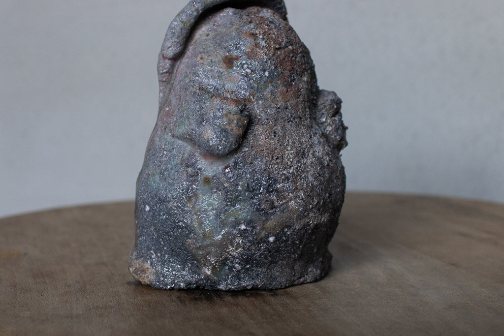 高橋燎 / オブジェ”曖昧で小ぶりなたぬき” ’24薪窯(トレインキルン)