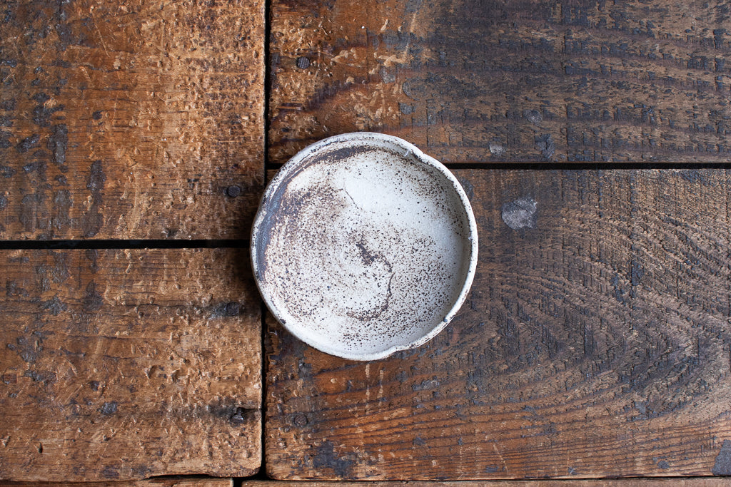 山元一真 / 錆白泥 豆皿 輪花