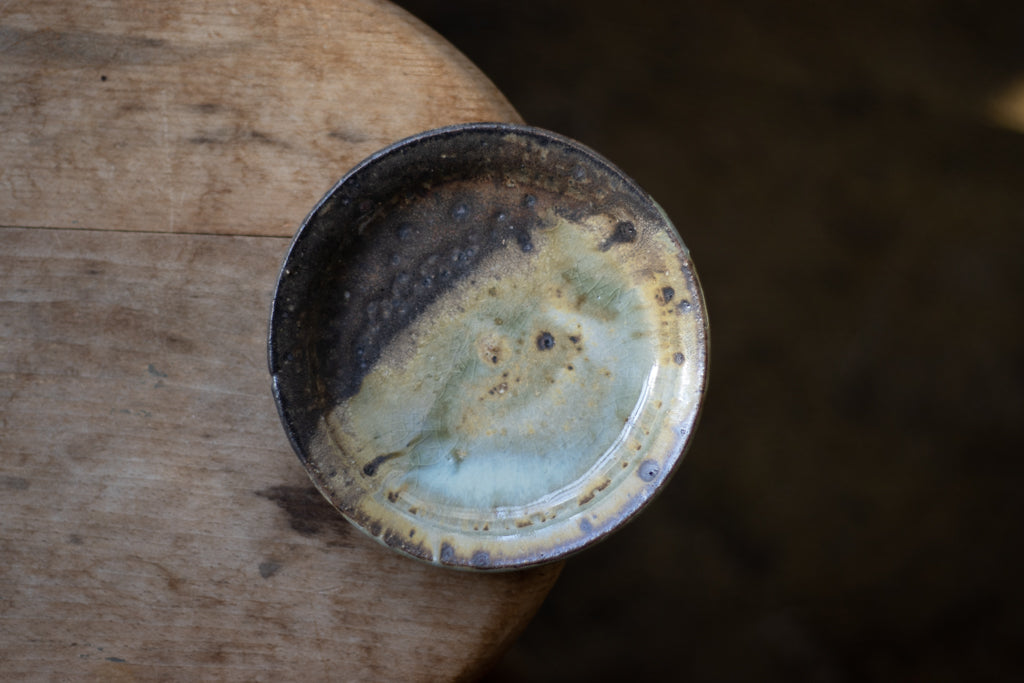 Tonoikemoto Yuki / Dish (ash glaze)