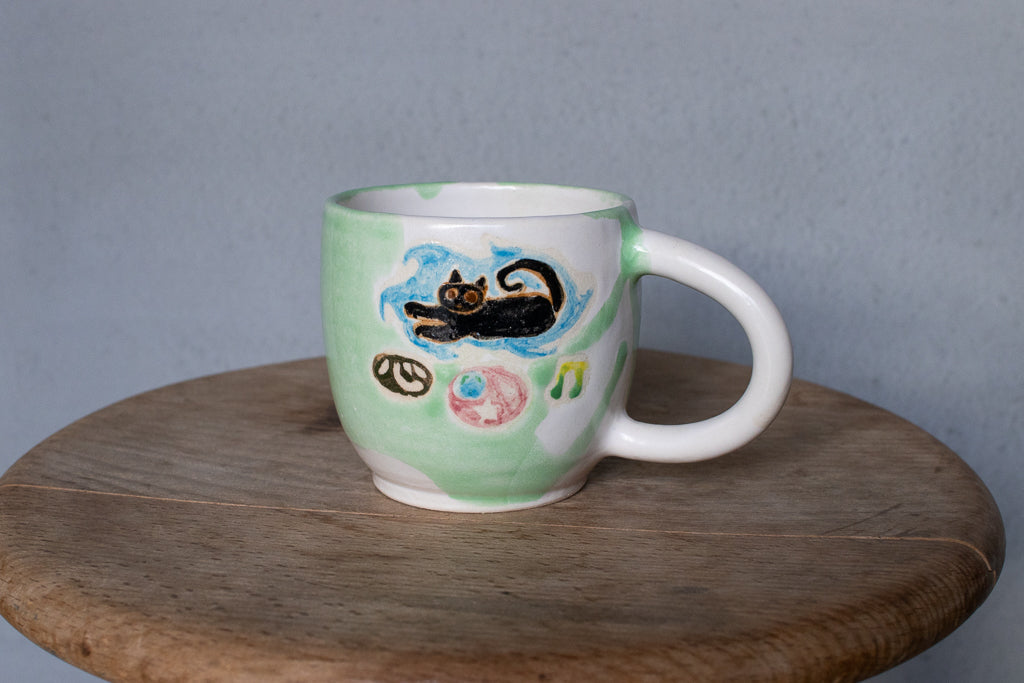 時山桜 / 伸びをする黒猫のマグ