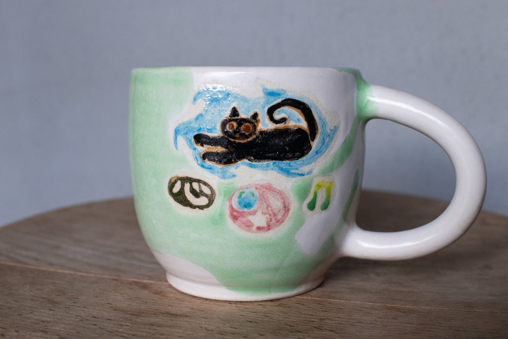 時山桜 / 伸びをする黒猫のマグ