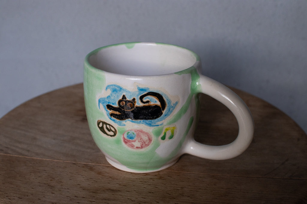 時山桜 / 伸びをする黒猫のマグ