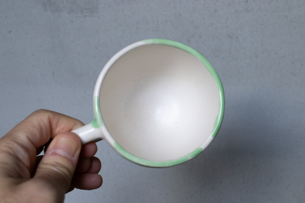 時山桜 / 伸びをする黒猫のマグ