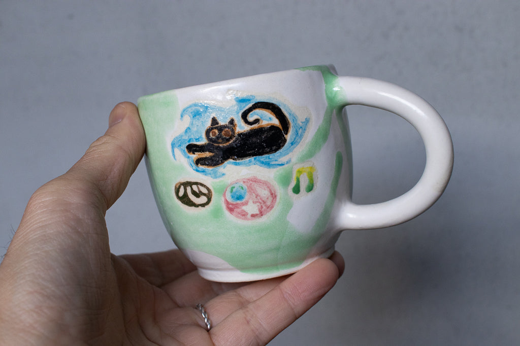 時山桜 / 伸びをする黒猫のマグ