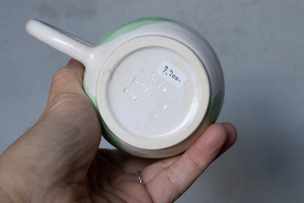 時山桜 / 伸びをする黒猫のマグ