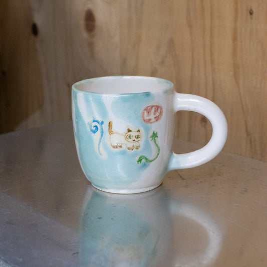 時山桜 / 植物と灯りに囲まれた猫マグ