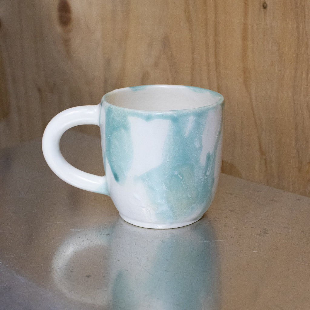 時山桜 / 植物と灯りに囲まれた猫マグ