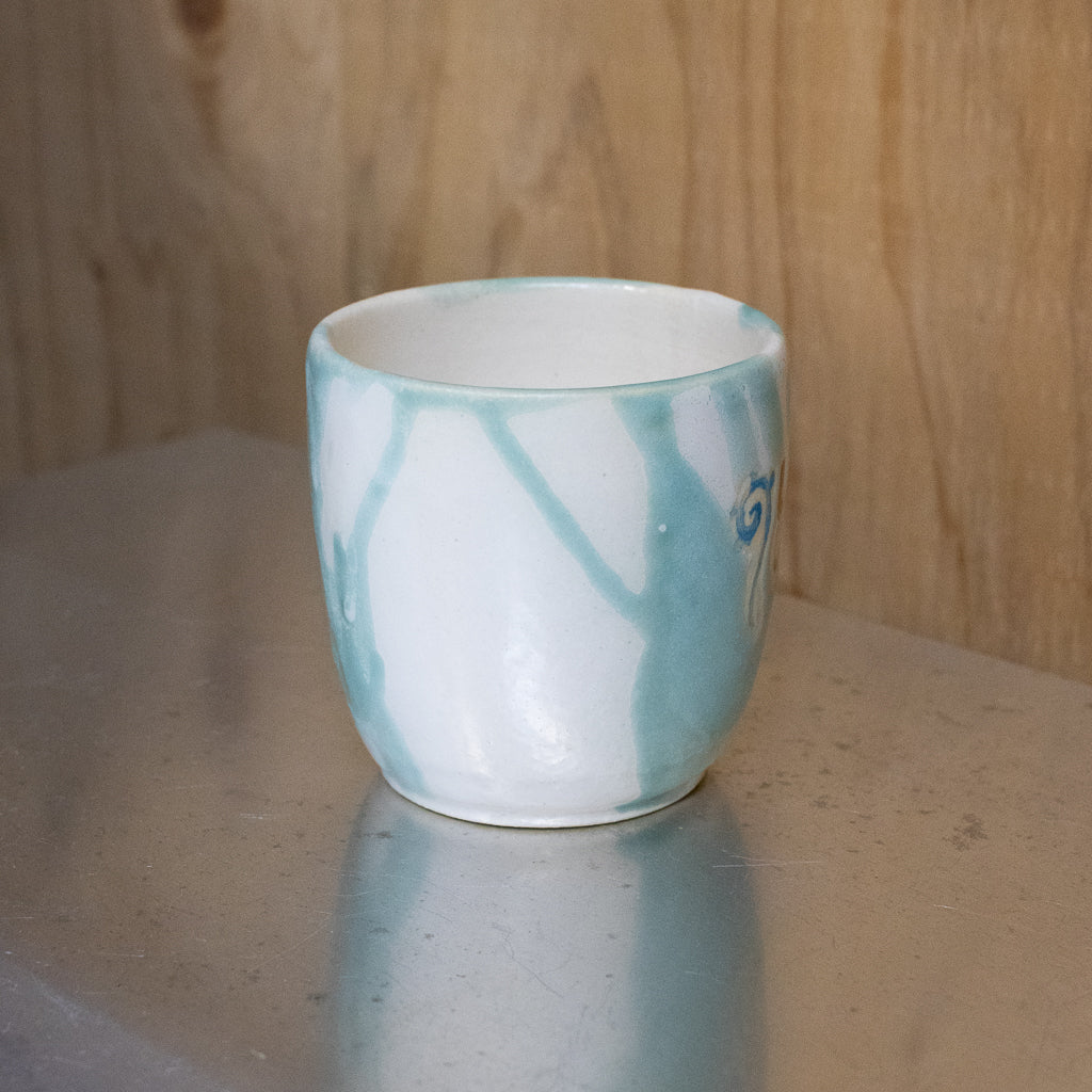 時山桜 / 植物と灯りに囲まれた猫マグ