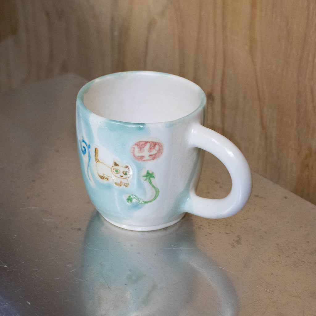 時山桜 / 植物と灯りに囲まれた猫マグ