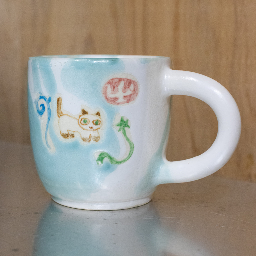 時山桜 / 植物と灯りに囲まれた猫マグ