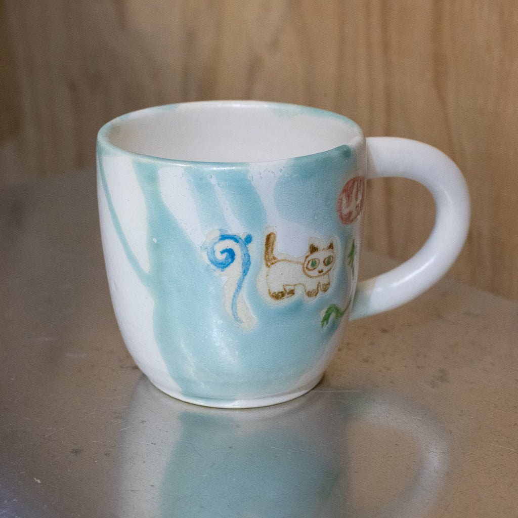 時山桜 / 植物と灯りに囲まれた猫マグ