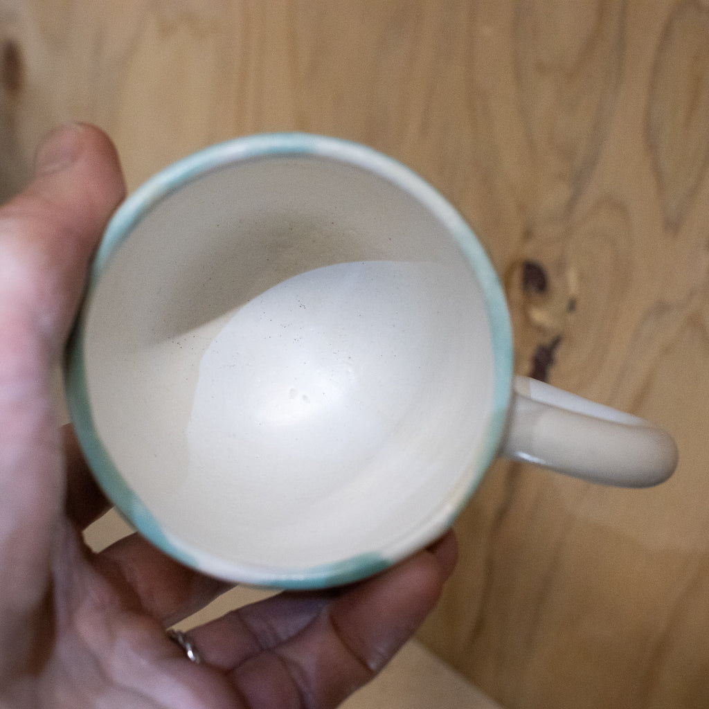 時山桜 / 植物と灯りに囲まれた猫マグ