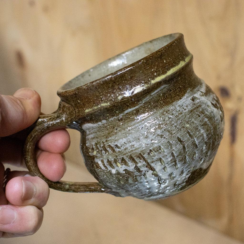 西川真衣 / 丸マグカップ（飛びカンナに刷毛目）