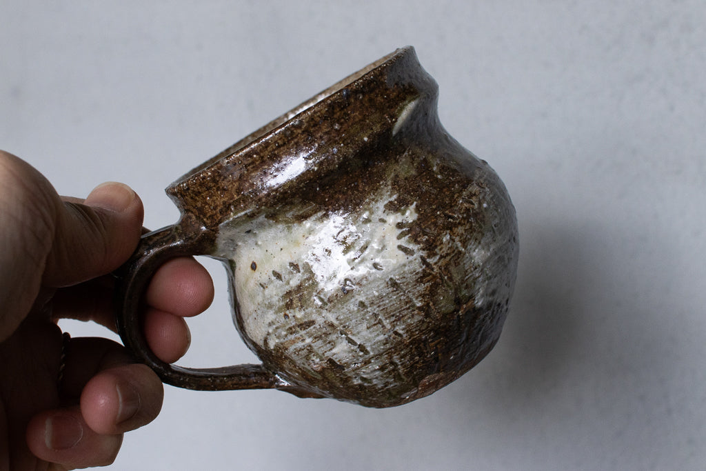 西川真衣 / 丸マグカップ（飛びカンナに刷毛目）B