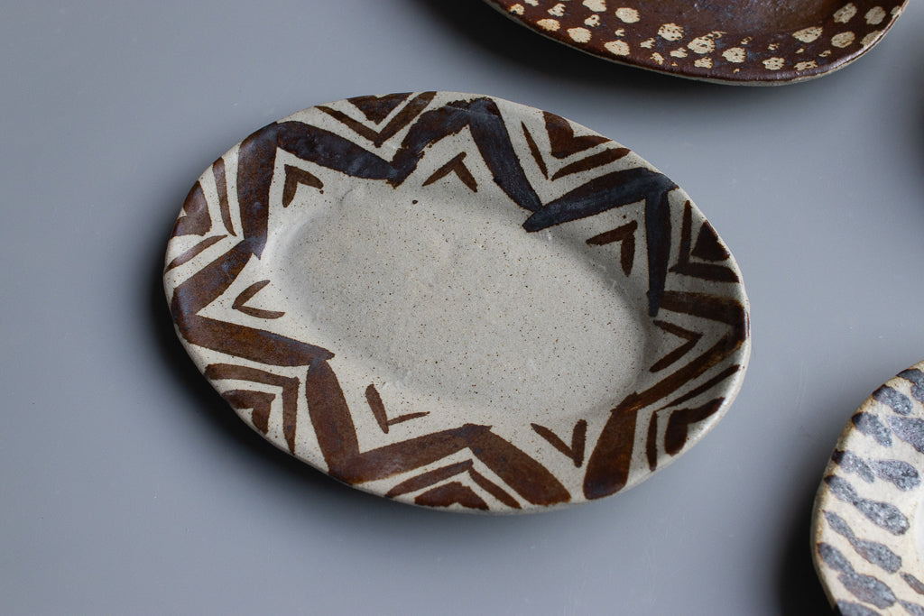 西川真衣 / ミニオーバル皿 鉄絵・蝋抜き