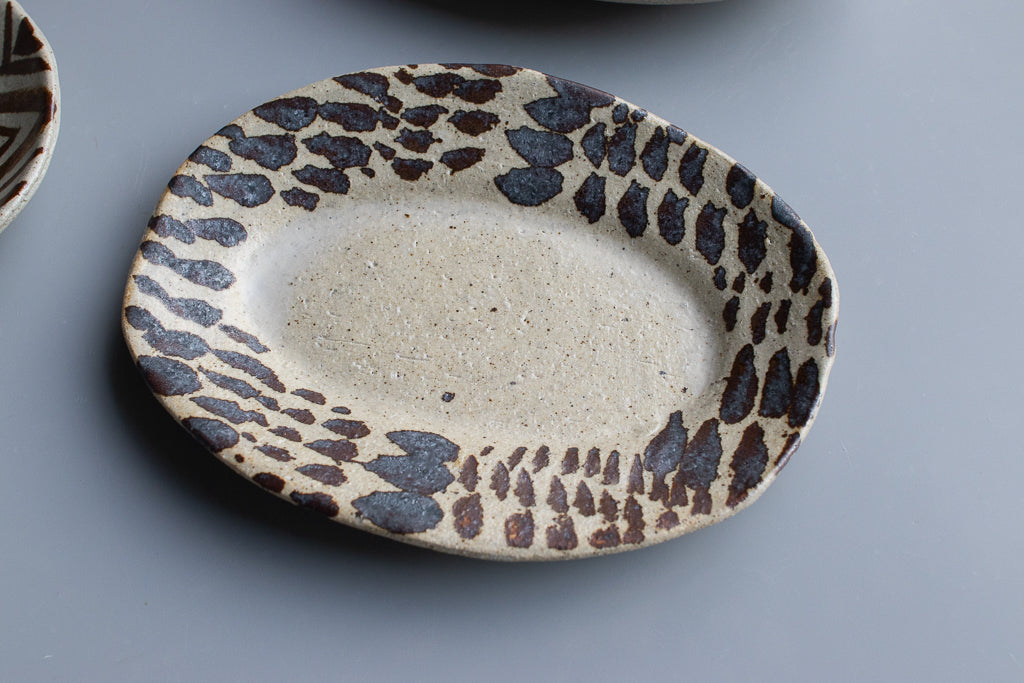 西川真衣 / ミニオーバル皿 鉄絵・蝋抜き