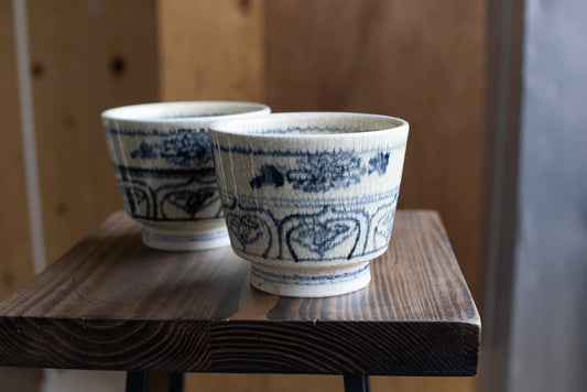 Hijiri Takeshita / Cosmetic cup (chrysanthemum and lotus with standing water pattern)