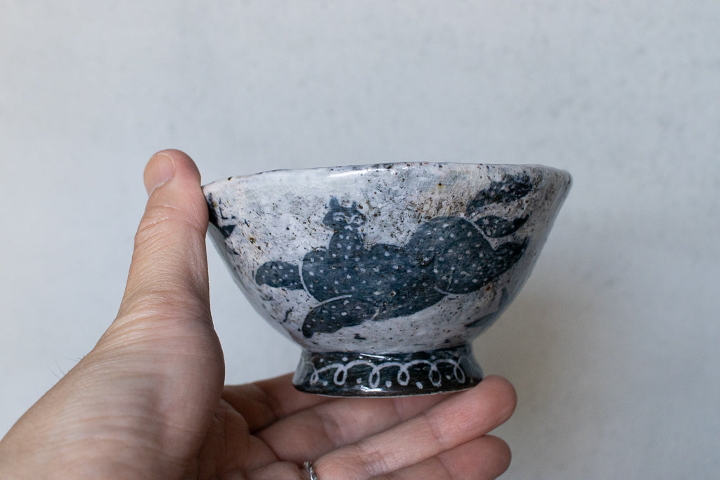 宮﨑泰裕 / ケモノ飯碗 黒化粧 モノトーン ネコと花 ②