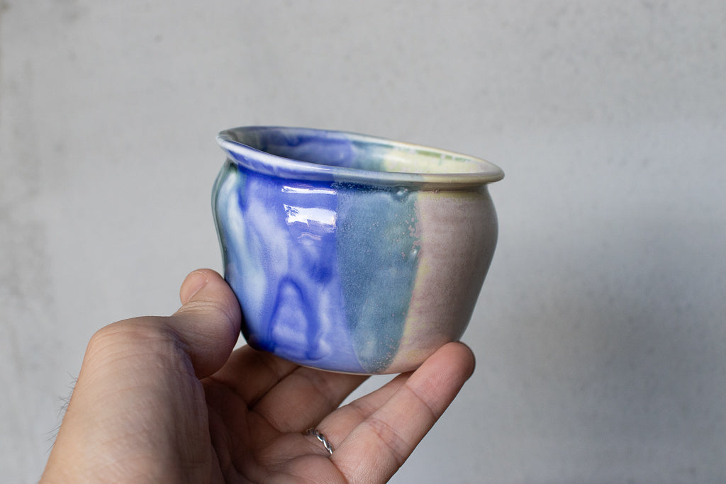 椎猫白魚 / 魅力的な色彩の有機的なフォルムのコップ