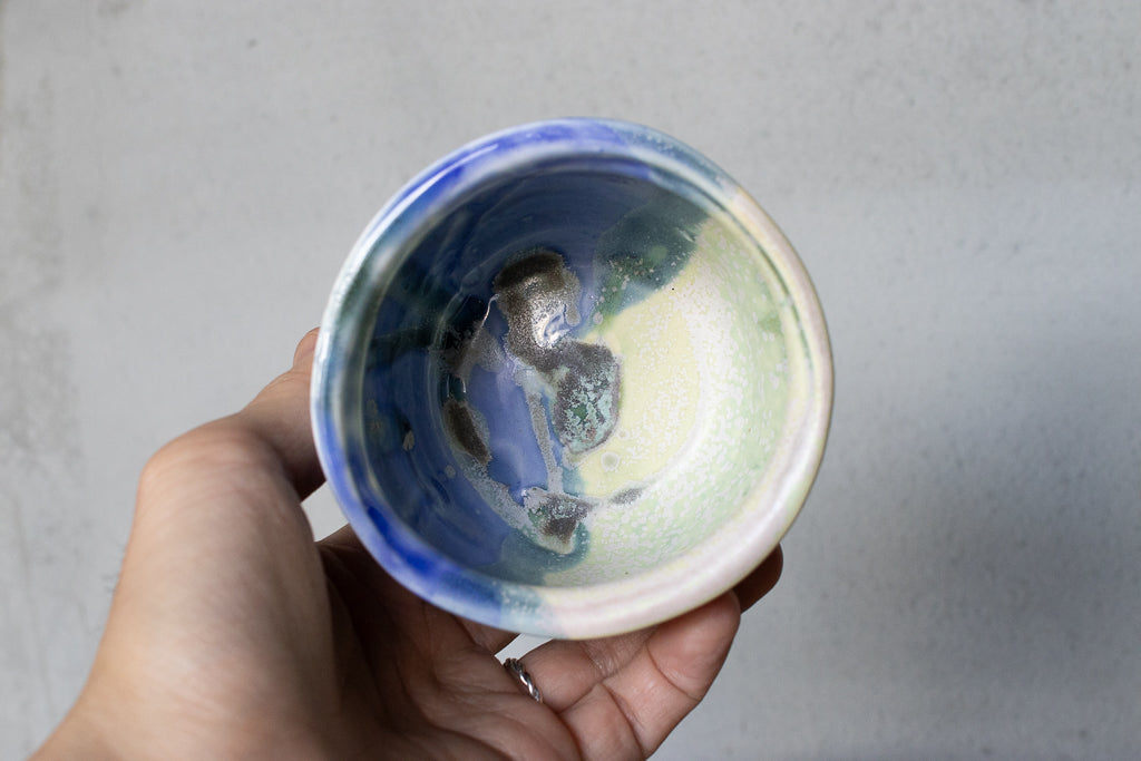 椎猫白魚 / 魅力的な色彩の有機的なフォルムのコップ