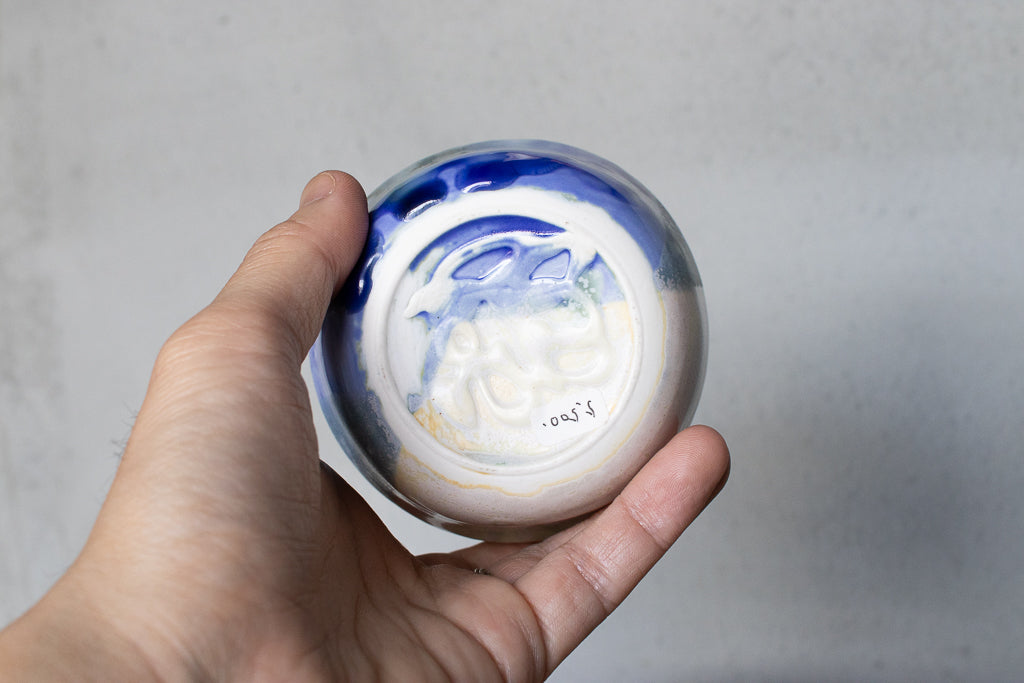 椎猫白魚 / 魅力的な色彩の有機的なフォルムのコップ