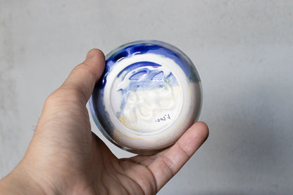 椎猫白魚 / 魅力的な色彩の有機的なフォルムのコップ