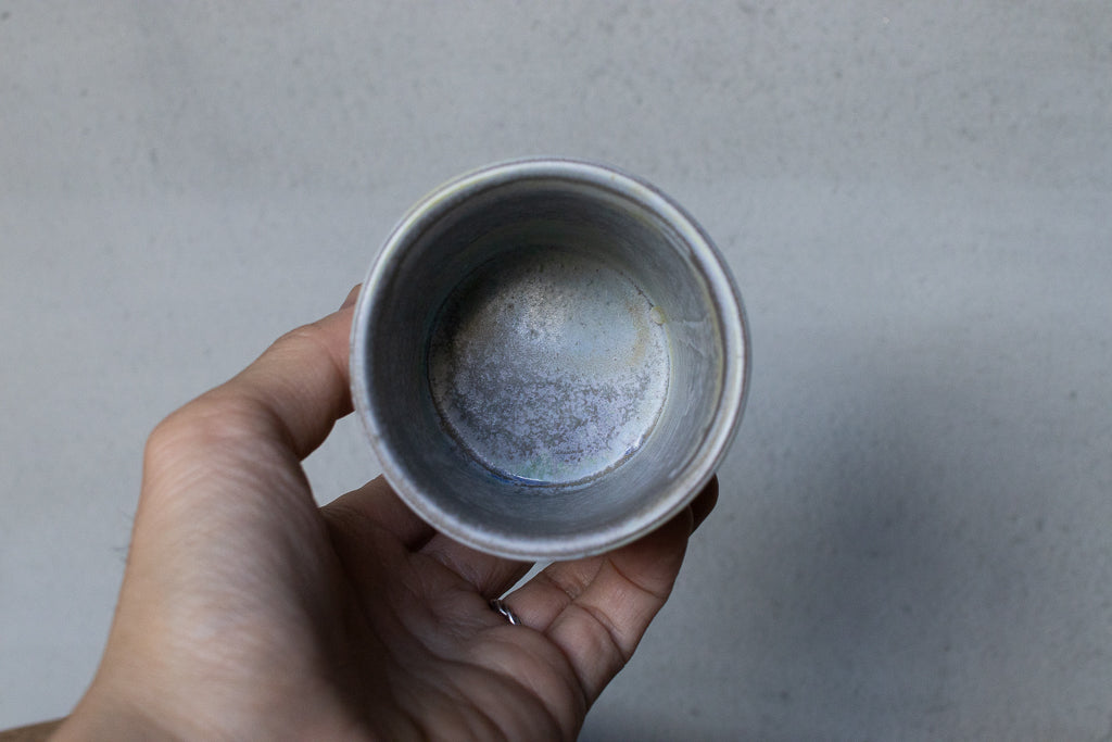 椎猫白魚 / 魅力的な色彩の筒型のコップ