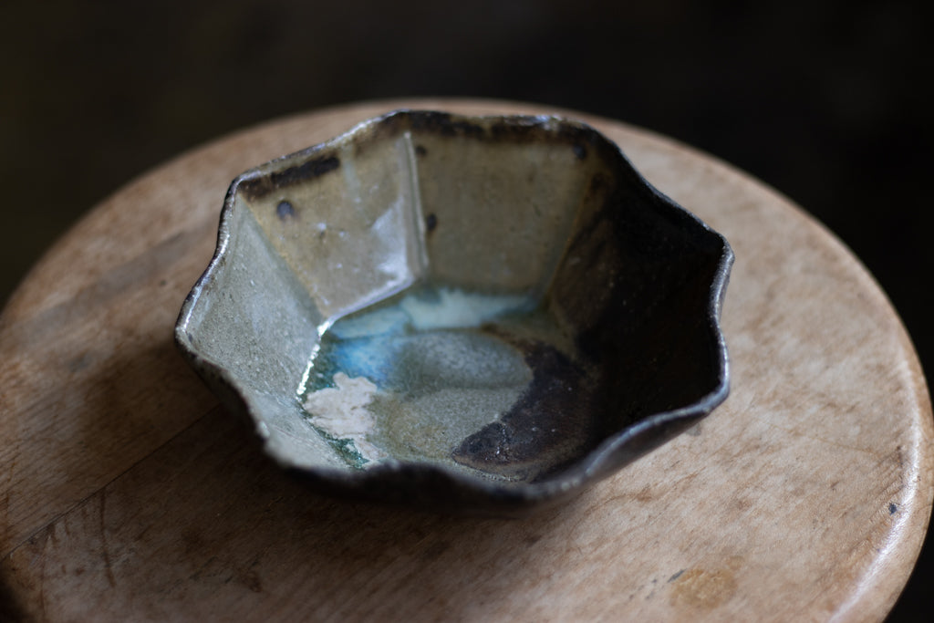 Tonoikemoto Yuki / Octagonal pot (ash glaze)