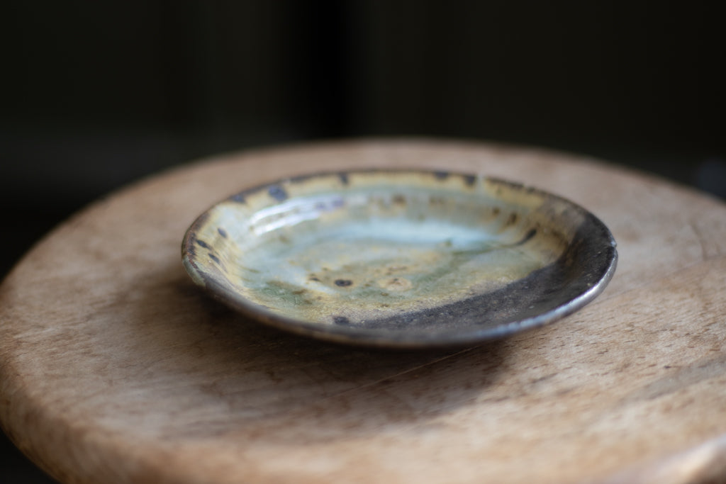 Tonoikemoto Yuki / Dish (ash glaze)