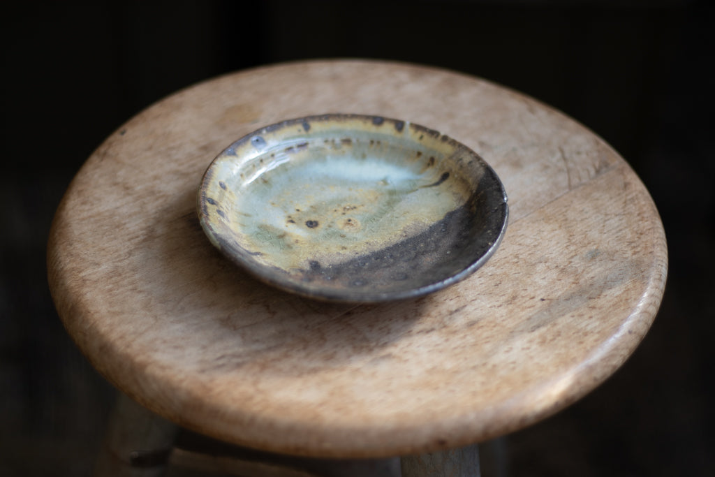 Tonoikemoto Yuki / Dish (ash glaze)