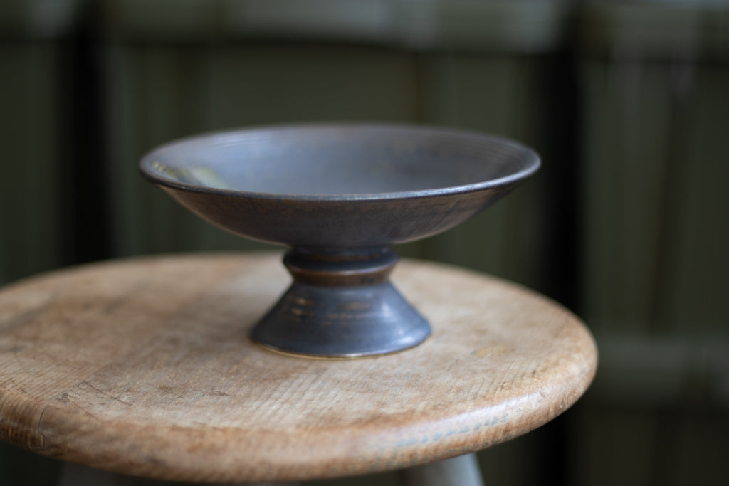 yoshida pottery / Shallow pot with jade legs (Sabiiro Susu)