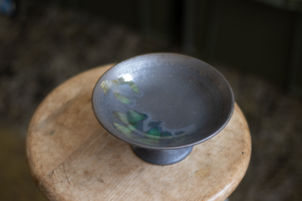 yoshida pottery / Shallow pot with jade legs (Sabiiro Susu)