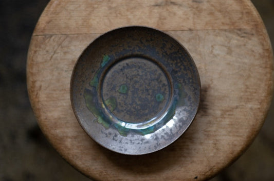 yoshida pottery / Rim small plate (sabiiro soot)