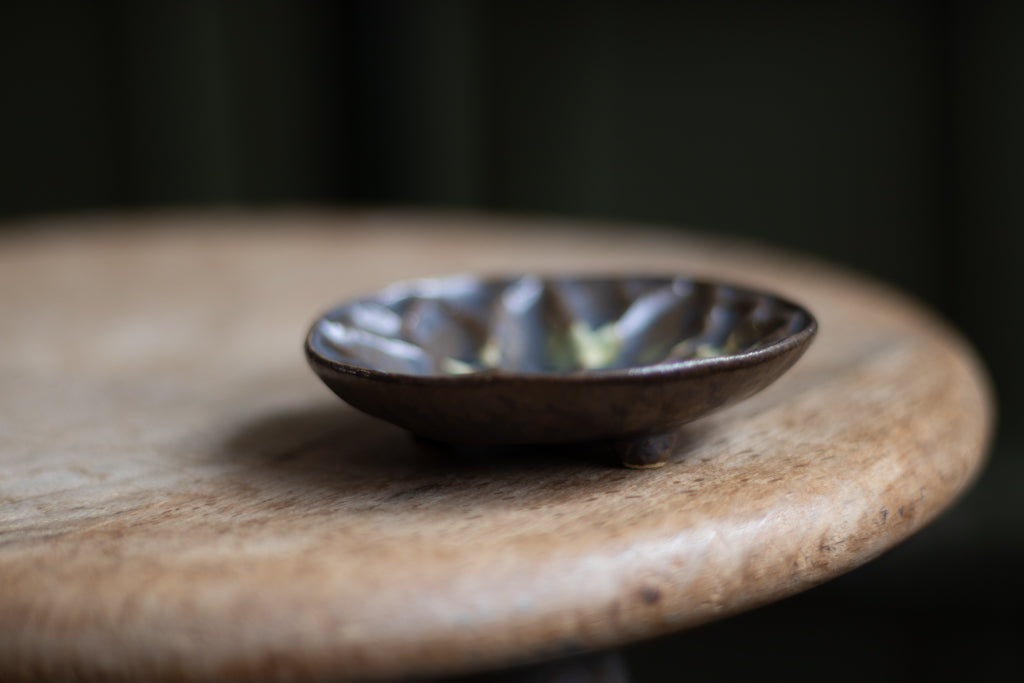 yoshida pottery / 脚付き豆皿（さびいろ すす）