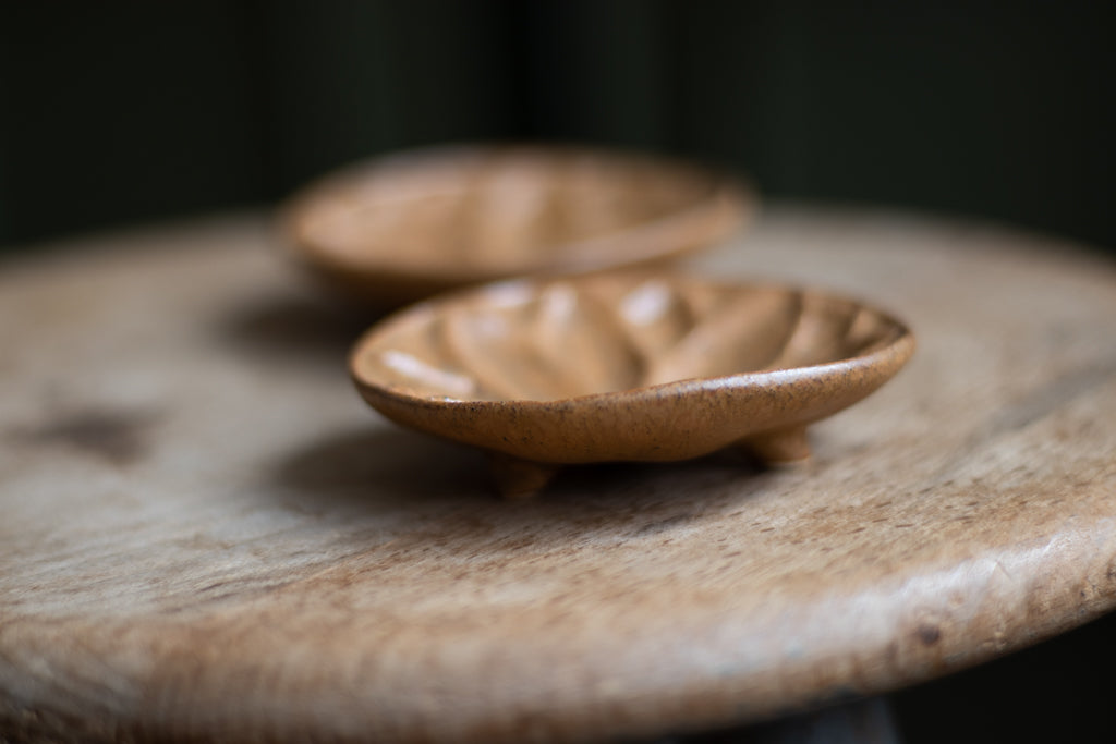 yoshida pottery / Bean plate with legs (sabi-iro amber)