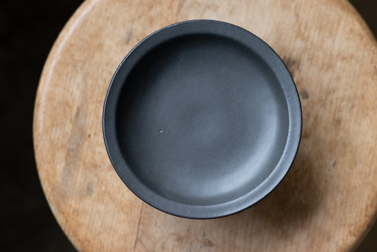 yoshida pottery / high cup plate black