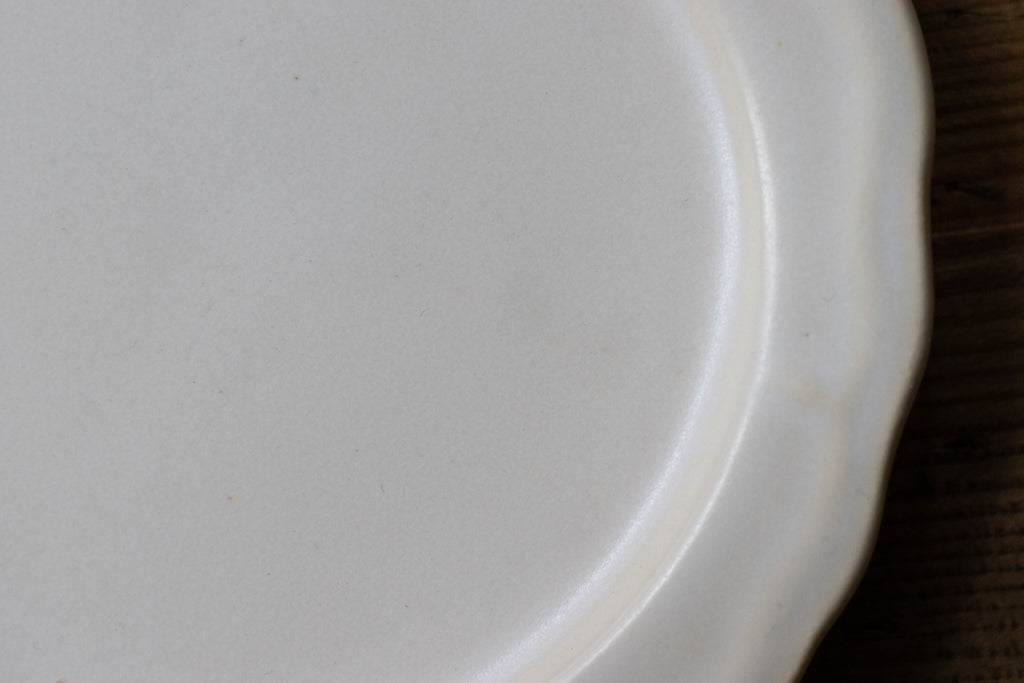 yoshida pottery / flower rim plate 16cm (antique white)